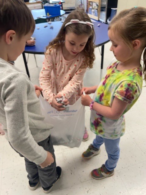 K students counting and sorting unused condiment packets that were saved from our Food Waste Diversion Program! #FWPW2023 #sistainabilityteachersacademy #foodwastepreventionweek <a href="/WWF/">WWF</a> <a href="/CECweb/">Commission for Environmental Cooperation</a>