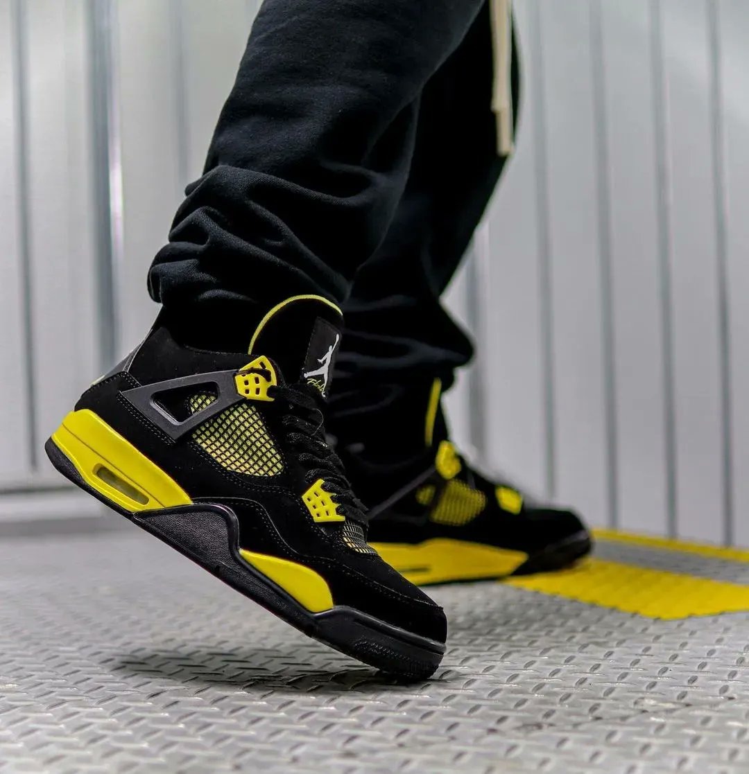 KicksFinder's tweet photo. 160K pairs LOADED ⚡️

2⃣:2⃣3⃣PM EST

RT &amp; Like for good luck on the drop‼️ https://t.co/7FMfeTZgs6
