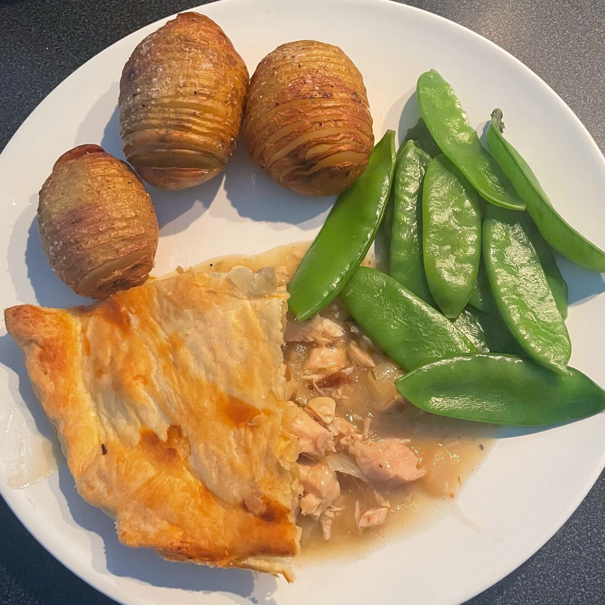 adrianpgibson's tweet photo. My first ever attempt at Hasselback Potatoes with a cheeky chicken and mushroom pie. Happy Tuesday 🥧

#hasselbackpotatoes #chickenandmushroom #pie #tuesday #amcooking #flakypastry https://t.co/8pdIZIwPLM
