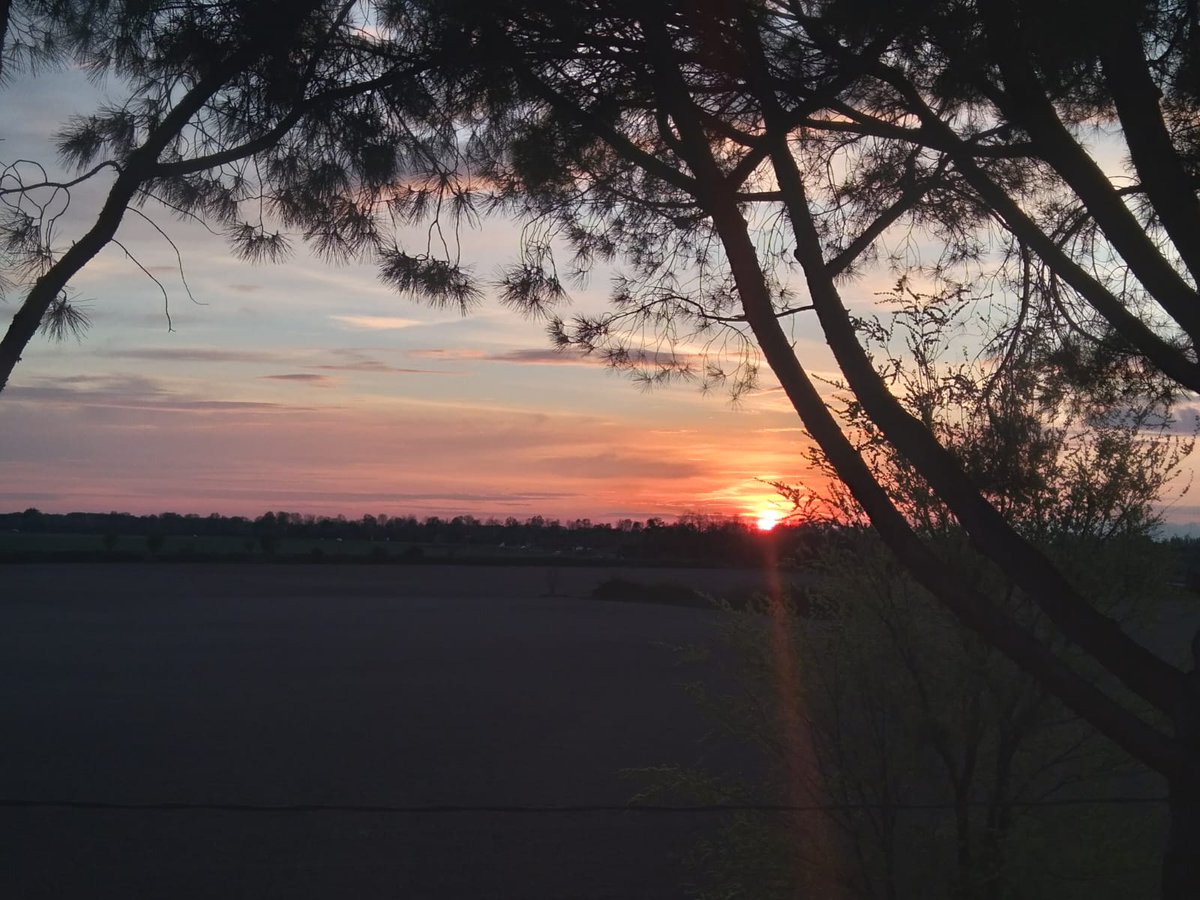 mykygiu's tweet photo. E chi si è ripresa il covid lavorando in ospedale???😫😫  consoliamoci con un tramonto a nord-est https://t.co/WgT3mvA08Q