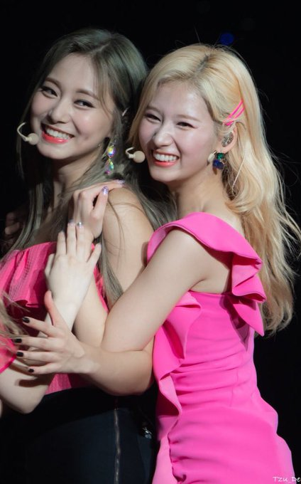 satzuthinker's tweet image. the category is sana giving tzuyu back hugs in big stages