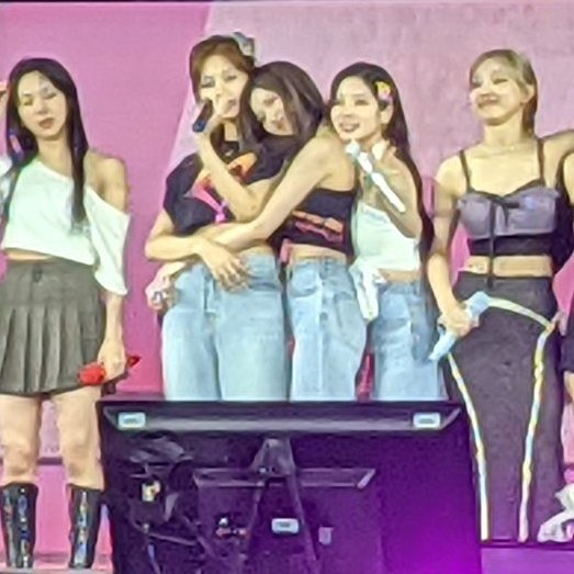 satzuthinker's tweet image. the category is sana giving tzuyu back hugs in big stages