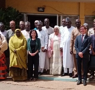 rbm_maroobe's tweet photo. 📢 Le Ministre Nigérien de l'Elevage a lancé le Cluster Élevage pour la digitalisation dans le cadre du PastoralHackaton au Niger ! L’initiative vise à proposer des solutions numériques aux problématiques du monde pastoral. #ClusterElevage #PastoralHackato #SolutionNumerique #AO https://t.co/sskwOWEJgV