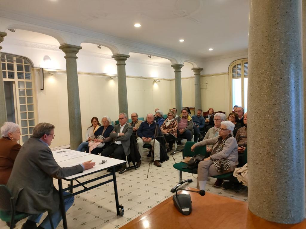 EsquerraFederal's tweet photo. 🔴Acte de Federalistes d'Esquerres del Vallès Oriental: "Per una Sanitat federal"
🗣️Antoni Sitges-Serra, cirurgià, escriptor i membre de FED
Glòria de la Llave, regidora a #Cardedeu i membre de FED
📍 Ajuntament de Granollers, Sala de Columnes https://t.co/9EHJNfHUaq