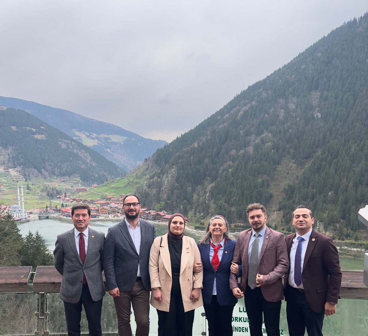 yeniparti61's tweet photo. 📍Uzungöl
Milletvekili Adaylarımız Sibel Suiçmez, Ahmet Kaya, İlker Akıncı, Mustafa Erdi Çakır, İlçe Başkanımız İsmail Sarı, İl GK Sekreterimiz Efnanur Üçüncü, İl GK Saymanımız Bahadır Şahinkaya, ve örgütümüz ile birlikte Uzungöl’lü yurttaşlarımızla iftarda bir araya geldi. https://t.co/1QShYQnAn3