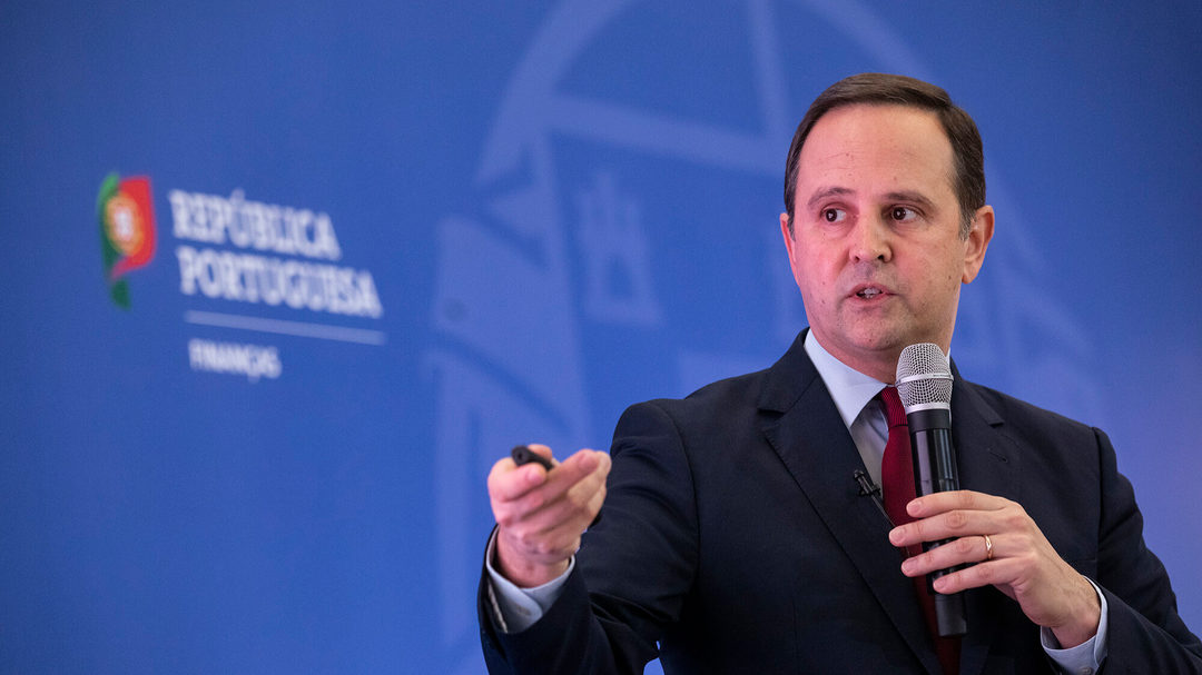 ECO_PT's tweet photo. Carga fiscal volta a subir este ano. Governo aponta para recorde de 37,3%... https://t.co/5o8U8FPpNP https://t.co/RtvEG95tEw