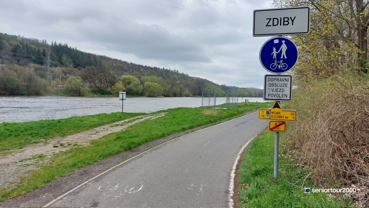seniortour2000's tweet photo. Přijel jsem nějak moc brzy před návštěvními hodinami, tak ještě po zelené..a bahnité,Čimickým a Drahaňským údolím dolů k Vltavě a Bohnickým údolím zase zpátky nahoru k Bohnickému zámku a léčebně #Praha #Bohnice #Vltava 🚶♂️👍 https://t.co/BKmiokLfmB