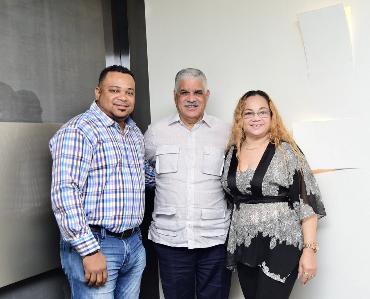 MiguelVargasM's tweet photo. ¡Continuamos trabajando junto a la Federación Dominicana de Mujeres Social Demócratas!
En el día de hoy sostuve una reunión con la vicepresidenta y secretaria nacional de #FEDOMUSDE, Aracelis Duarte; la vocera y subsecretaria de #FEDOMUSDE, Natalí Suberví. https://t.co/3yW1NqVWwI