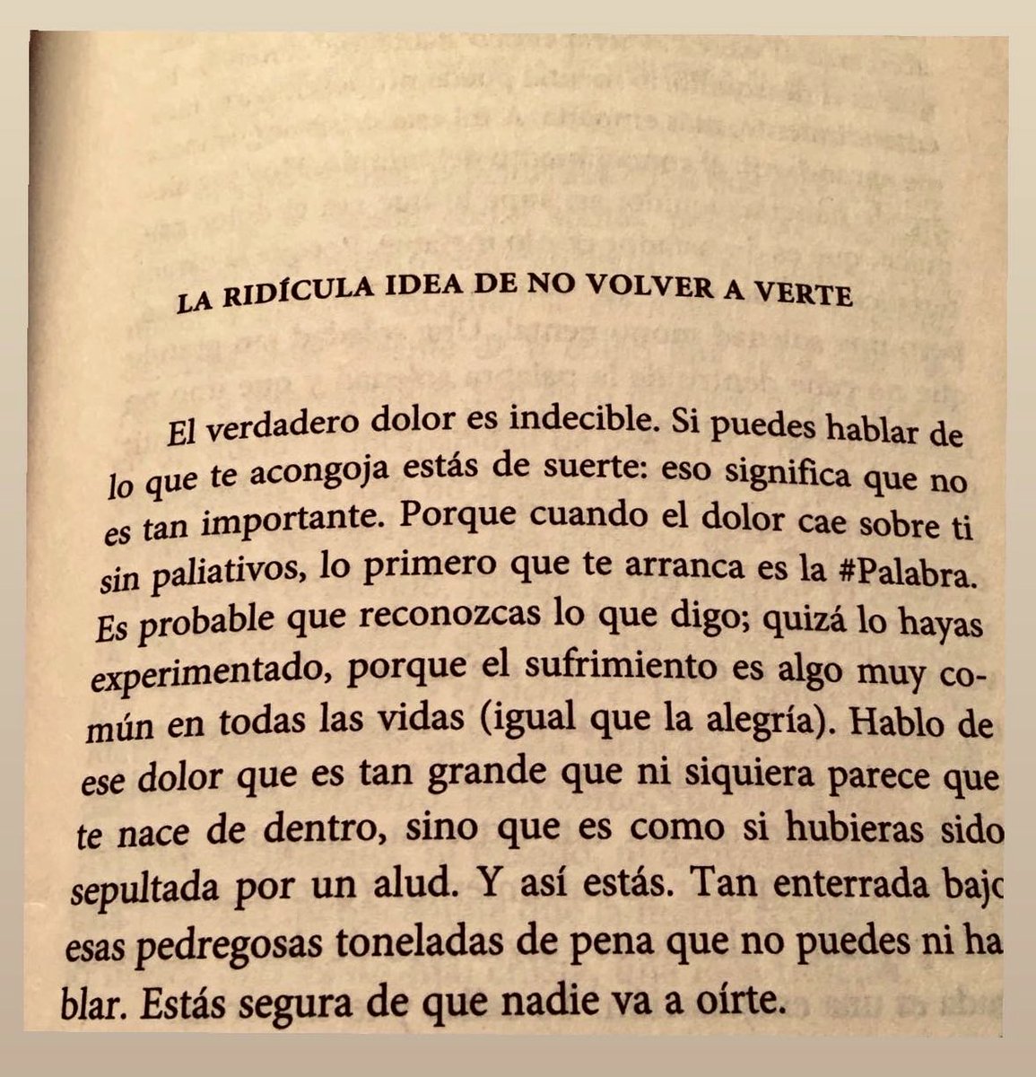 Cementedelibros's tweet photo. “El verdadero dolor es indecible. Si puedes hablar de lo que te acongoja estás de suerte; eso significa que no es tan importante. Porque el dolor cuando cae sobre ti…”
Libro: La ridícula idea de no volver a verte
Autor: Rosa Montero 
#cementeriodelibros https://t.co/SoCQvjrVpx