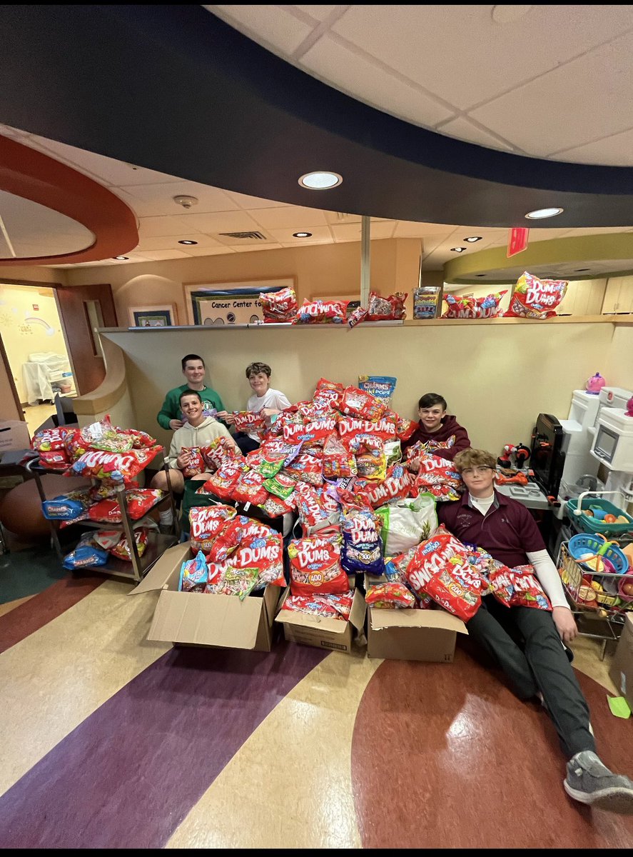 GCMS_Guidance's tweet photo. The Miracle club delivered over 40,000 lollipops to the Cancer Center for kids! https://t.co/2yTXVz7p8R