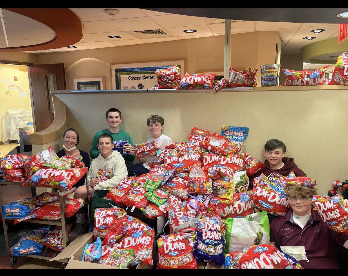 GCMS_Guidance's tweet photo. The Miracle club delivered over 40,000 lollipops to the Cancer Center for kids! https://t.co/2yTXVz7p8R