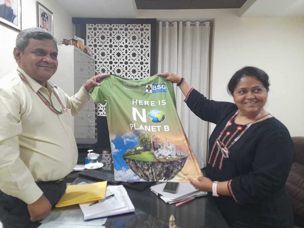 bsgnhq's tweet photo. Ms. Monica Mourya, Social Behavior Change Officer at UNICEF Madhya Pradesh, and Director, BSG launched a T-shirt for the "Climate Change" project in the presence of the other officials of the Bharat Scouts and Guides. https://t.co/EaExr84NoA