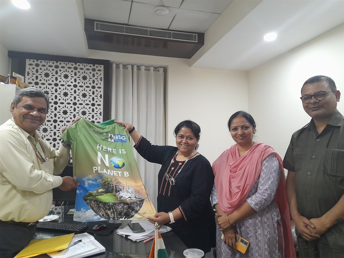 bsgnhq's tweet photo. Ms. Monica Mourya, Social Behavior Change Officer at UNICEF Madhya Pradesh, and Director, BSG launched a T-shirt for the "Climate Change" project in the presence of the other officials of the Bharat Scouts and Guides. https://t.co/EaExr84NoA