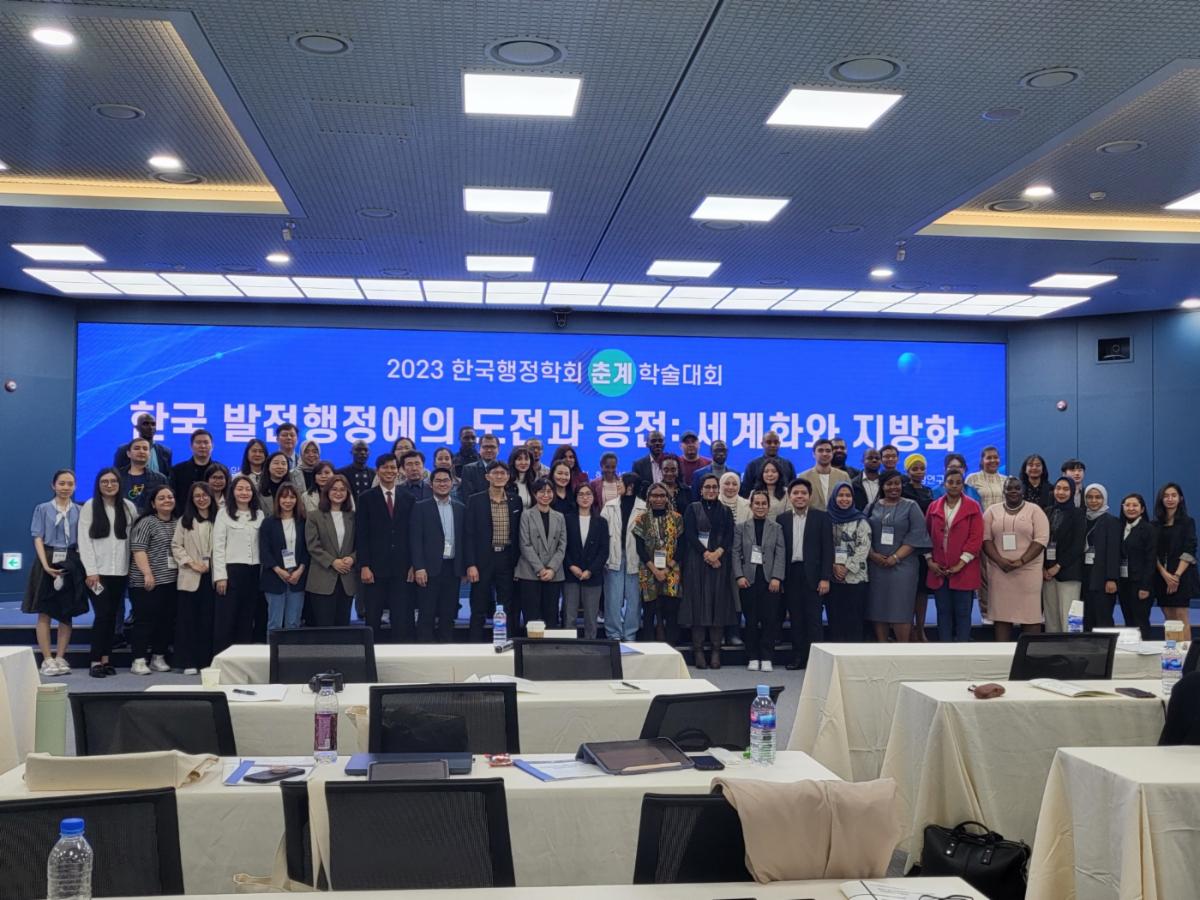 SPA Director, Dr. Patria de Lancer Julnes, spoke about the  "Challenges and Responses to the Korean Development Administration: Globalization and Localization" to Yeungnam University Public Administration students from Korea and participating students from around the world!  #MP