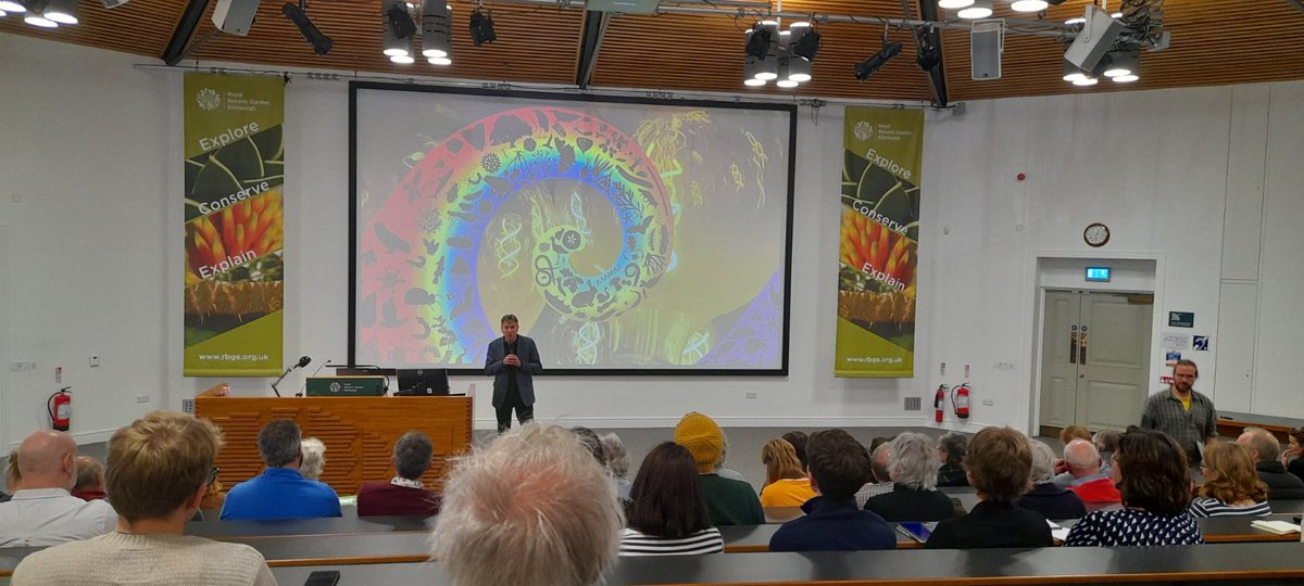 Another fascinating talk @TheBotanics all about the Darwin tree of Life project.
Free genomes available here ! portal.darwintreeoflife.org/#