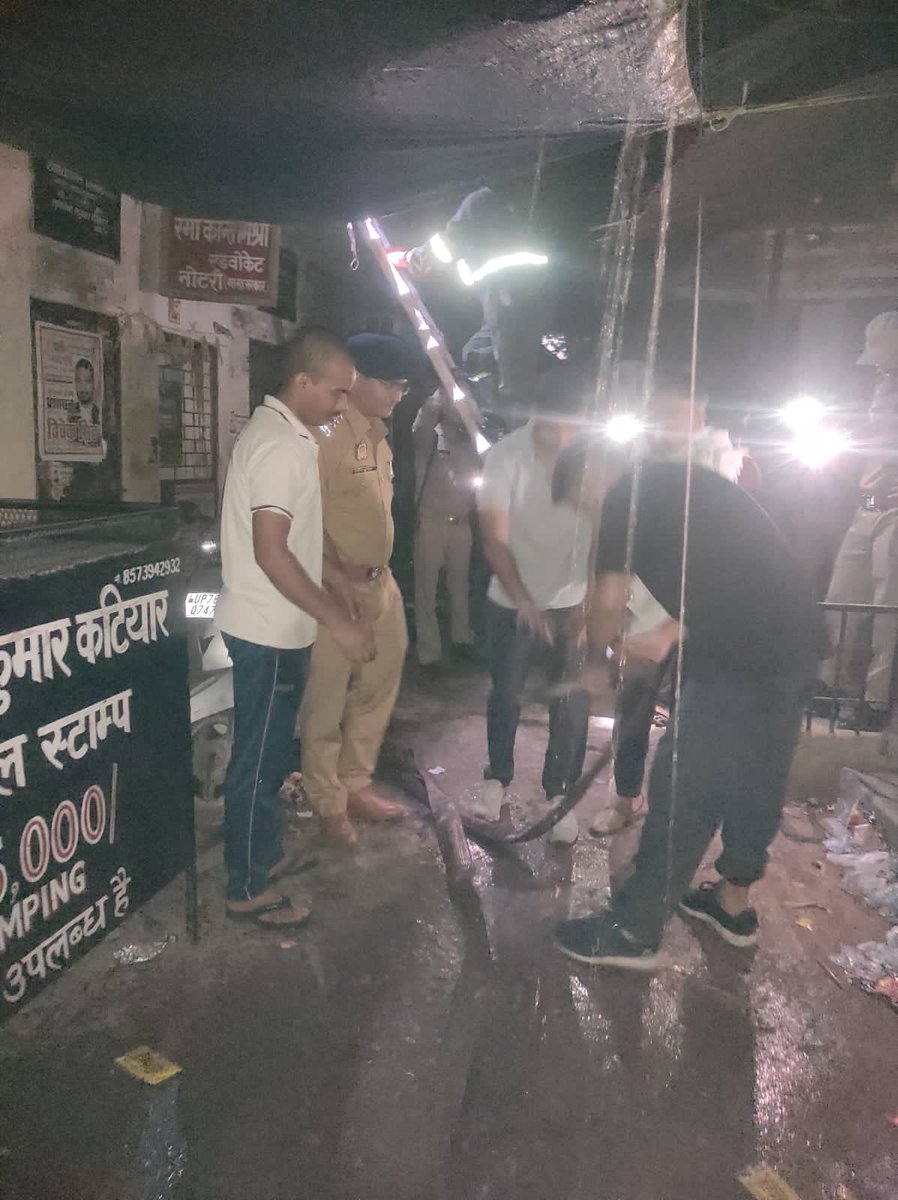 AntiCrimeTimes's tweet photo. #कानपुर कचहरी में वकीलो के चैम्बर में लगी आग, पुलिस और फायर ब्रिगेड मौके पर l 
#fire https://t.co/tf5Fes7N01