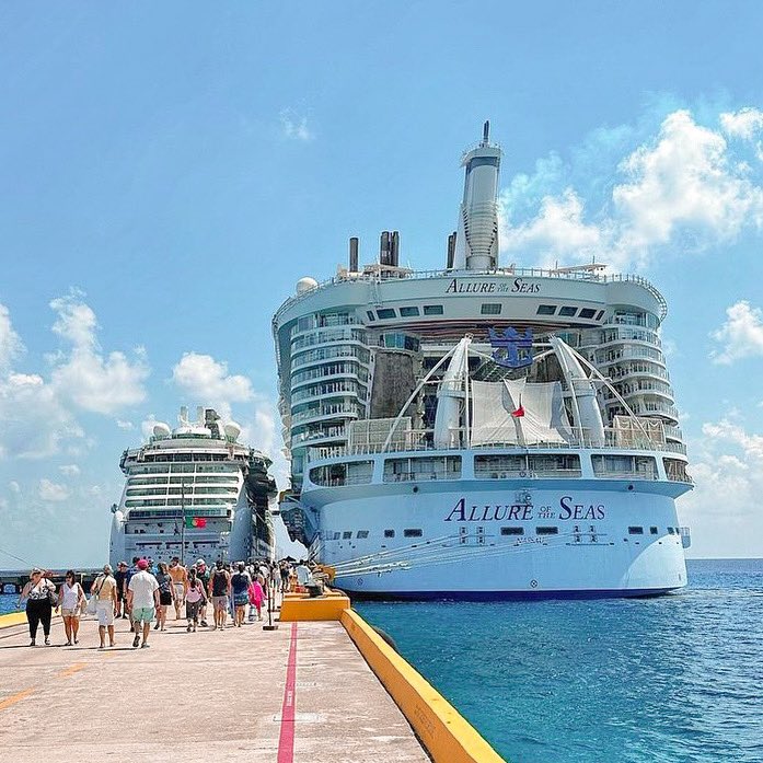 #AllureoftheSeas vs. #SerenadeoftheSeas! ⚓️

Do you prefer to sail with a large or small Royal Caribbean ship class? 💬

📸: instaoftheseas
