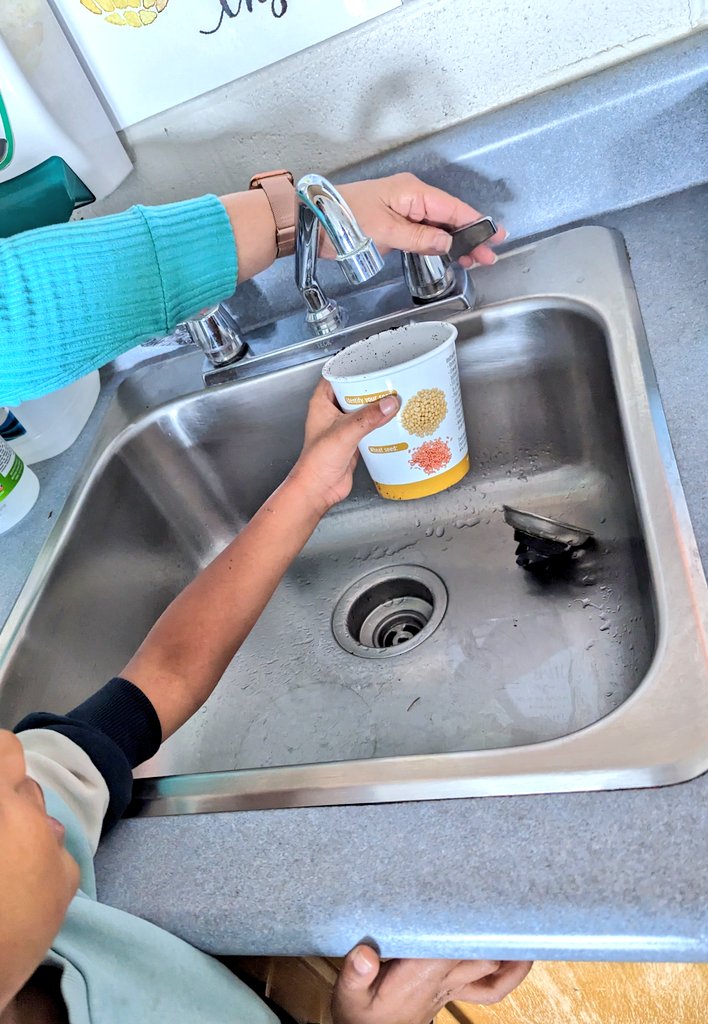 JRiversoCorreia's tweet photo. #PlantASeedDay @AngelaMericiDP was a hit with students #EarthSpiritWeek !!! We will keep an eye on them and remember to water them every few days 🌱 ❤️ 🌎 https://t.co/VuzDBqtyIa