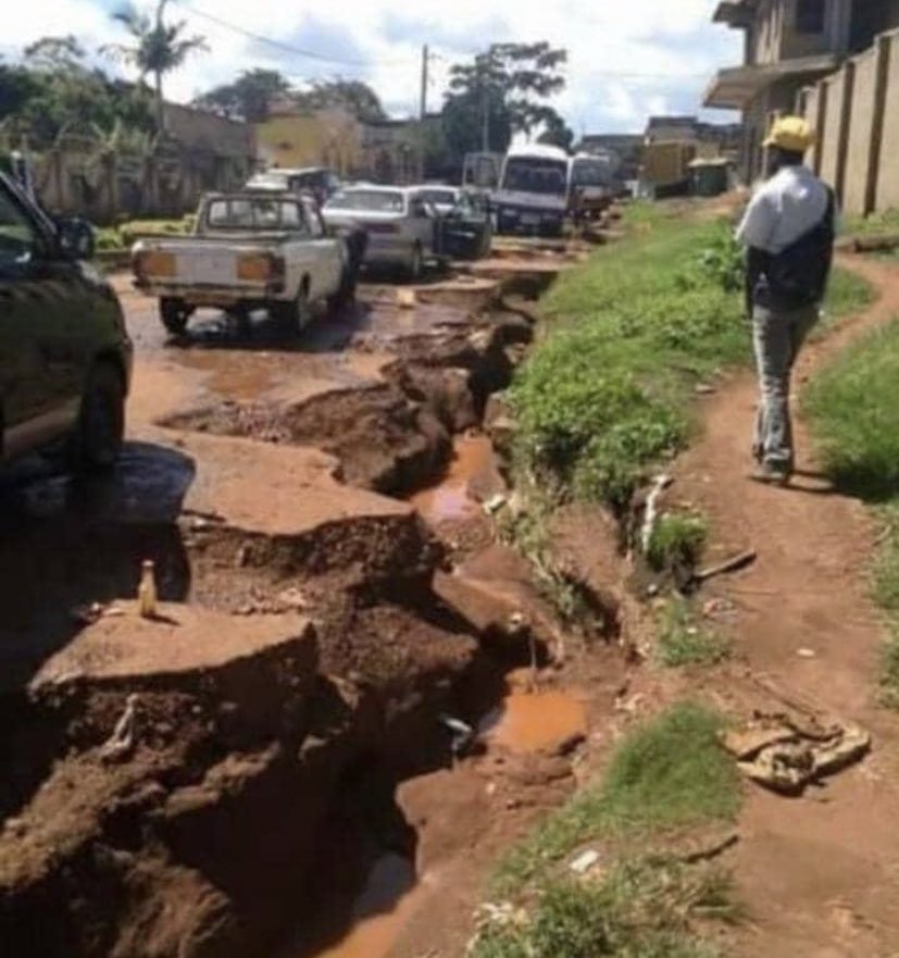EroneMpologoma's tweet photo. #KampalaPotholeExhibition @KCCAUG 
In Kampala we do not drive on the left anymore. We DRIVE ON WHAT IS LEFT…..😞🥹😞😭🥺 https://t.co/l4YHhOdlAh