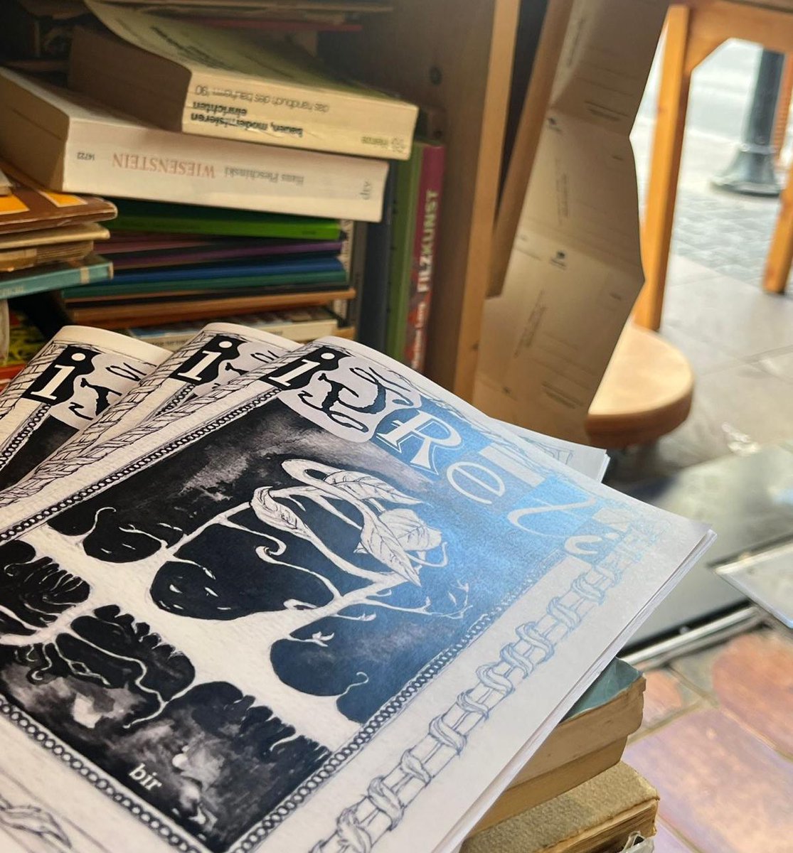 Hiiiiii biz bi’ fanzin çıkarttık çizimleri benden !!! 
İstanbul’da çeşitli dükkanlarda, kitapçılarda, cafelerde, orada ve burada İĞRETİ bir halde karşınıza çıkabilir davetini kabul edin lütfen!!! Instagram’da bulmak için  @ igretifanzin hesabına uğrayabilirsiniz 🧡🌿🐛