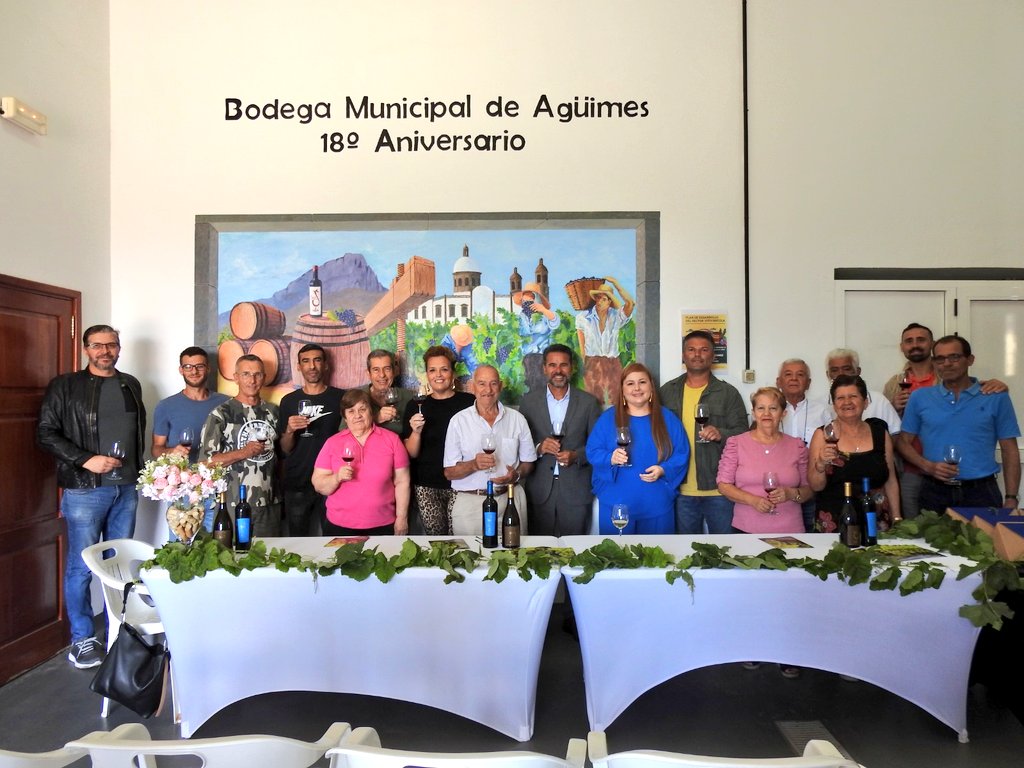 yessamarc's tweet photo. La Bodega Municipal celebra su 20º aniversario, presentando la nueva cosecha de vinos Señorío de Agüimes, dos clásicos, el blanco seco y el tinto joven, versiones mejoradas con tres meses de crianza en barrica.
#agüimes #bodegamunicipal #señorioagüimes #vinosgc #GranCanaria https://t.co/c5BOmSSzTH