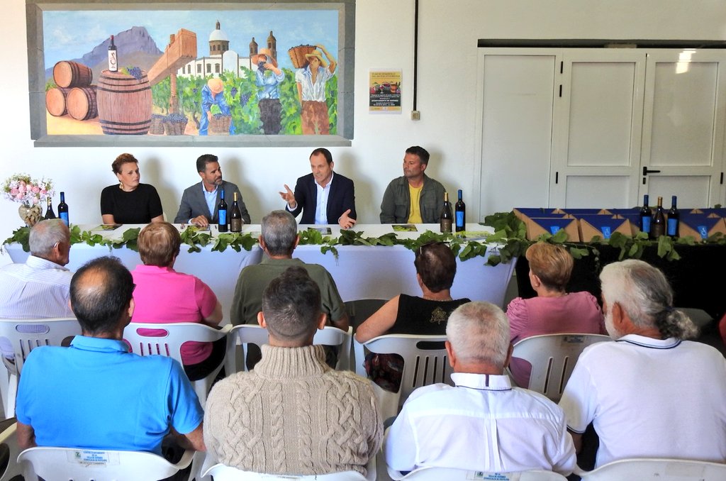 yessamarc's tweet photo. La Bodega Municipal celebra su 20º aniversario, presentando la nueva cosecha de vinos Señorío de Agüimes, dos clásicos, el blanco seco y el tinto joven, versiones mejoradas con tres meses de crianza en barrica.
#agüimes #bodegamunicipal #señorioagüimes #vinosgc #GranCanaria https://t.co/c5BOmSSzTH