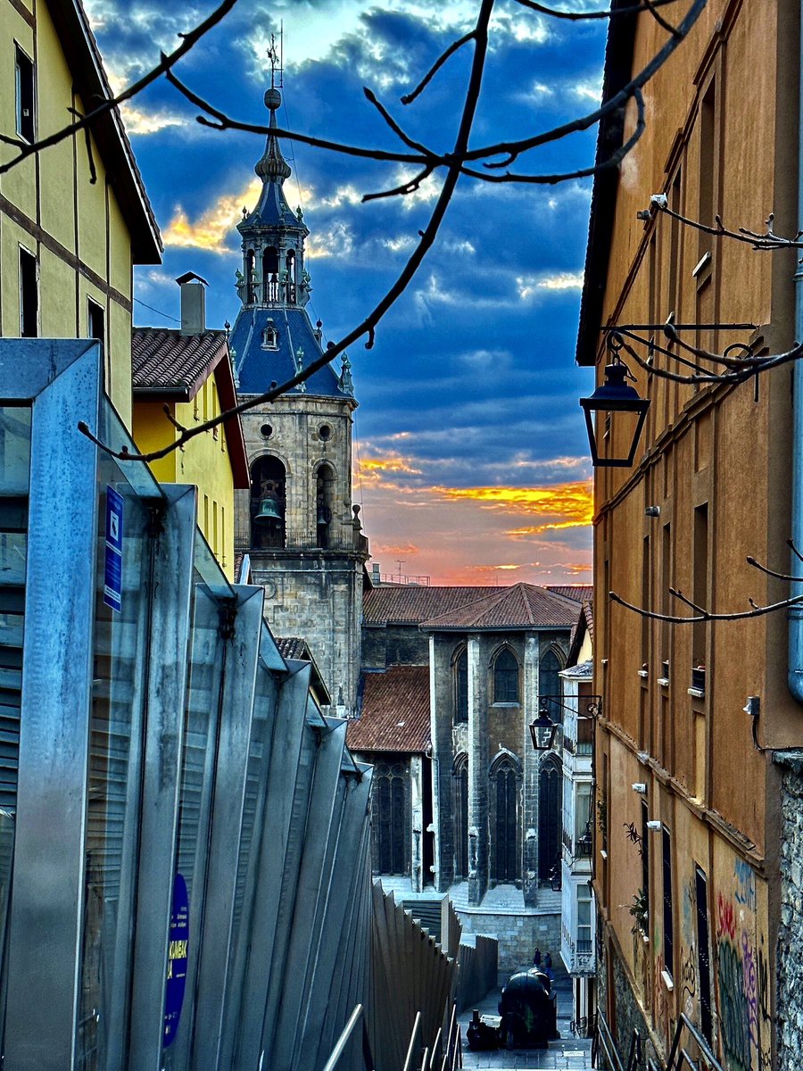 Moverse entre color #VitoriaGasteiz #Araba #ThePhotoHour #hacerfotos #StormHourThemes