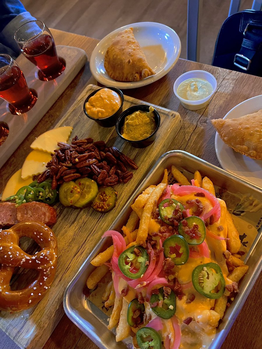 EchoGamesOG's tweet photo. This is how we brunch. Cider flights & all the apps ๐ฎโ๐จ๐ฅต
#Foodies #BrunchDates https://t.co/lYSkdqfK62