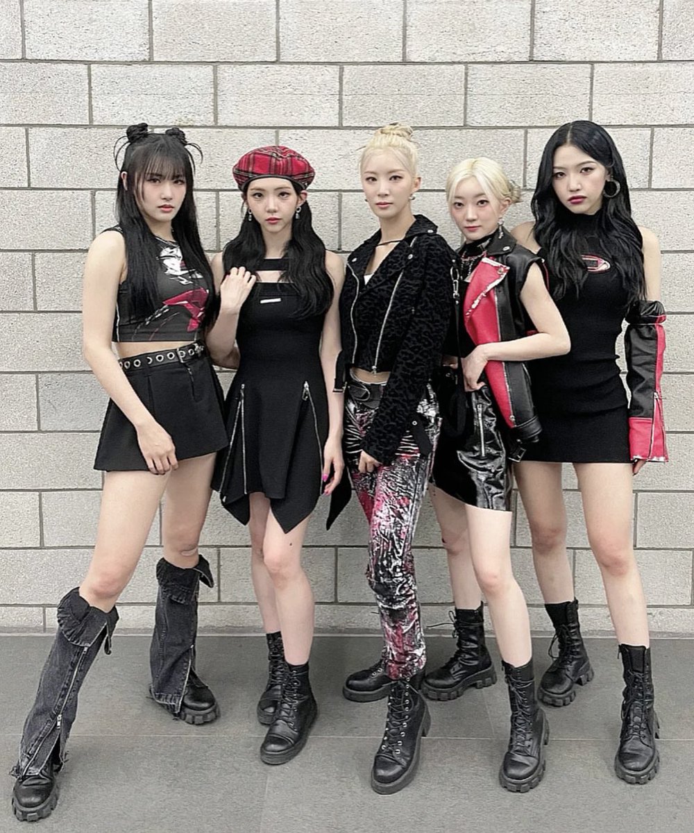 Jiwooanie's tweet photo. THREAD #CRAXY 

On parle beaucoup de Blackpink mais ici je parle pas beaucoup de l’un de mes groupes préférés que je mets au même niveau que Blackpink dans mon cœur et c’est CRAXY !!!

Envie de vous montrer ces beautés talentueuses ! ❤️ https://t.co/L45vKduzIC
