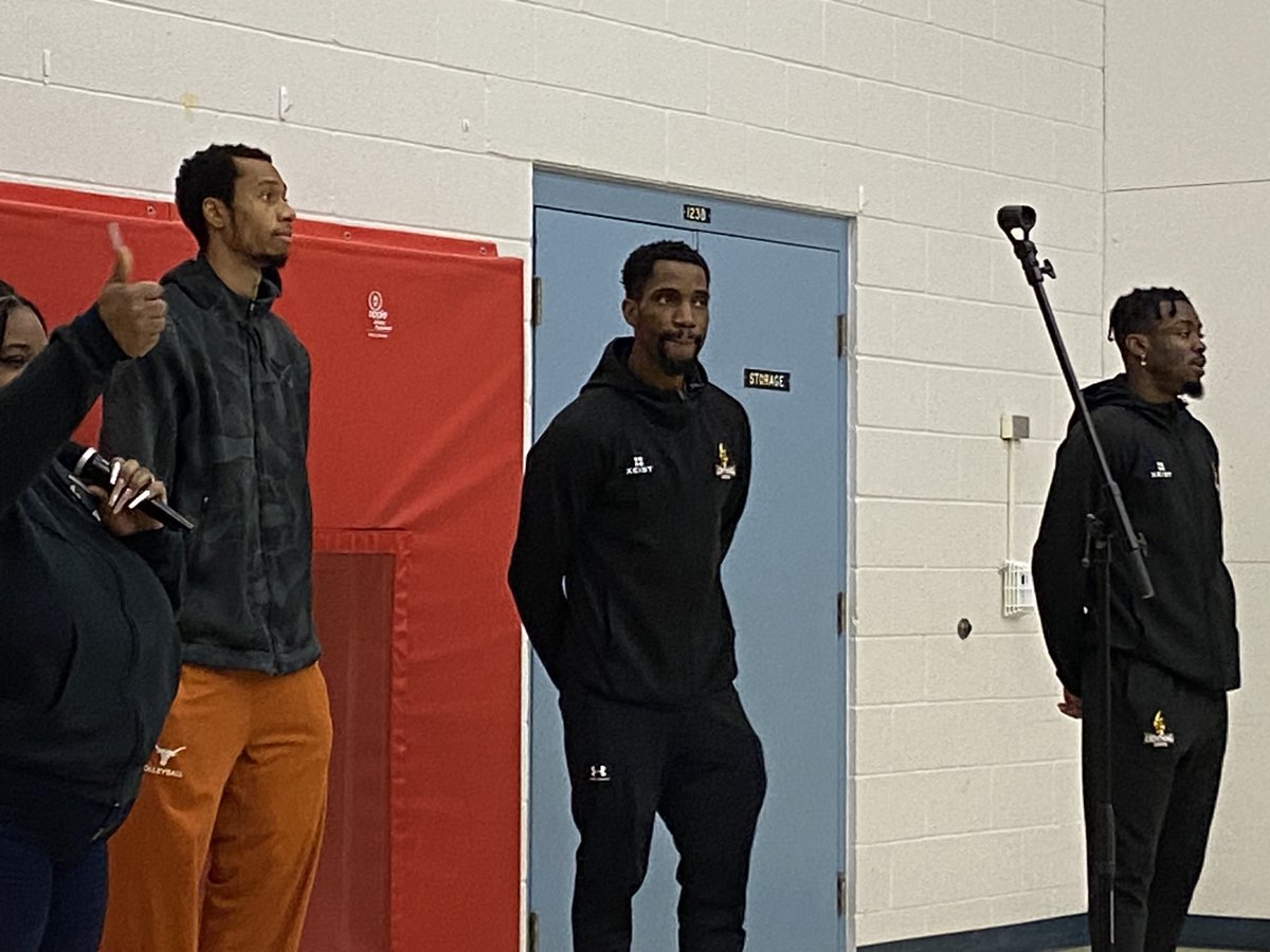 ⁦<a href="/LondonLightning/">London Lightning</a>⁩ in the house!! 🤼‍♂️⛹🏽Thank you for joining us at the 🦄 Ranch ⁦@UniversityHeig1⁩