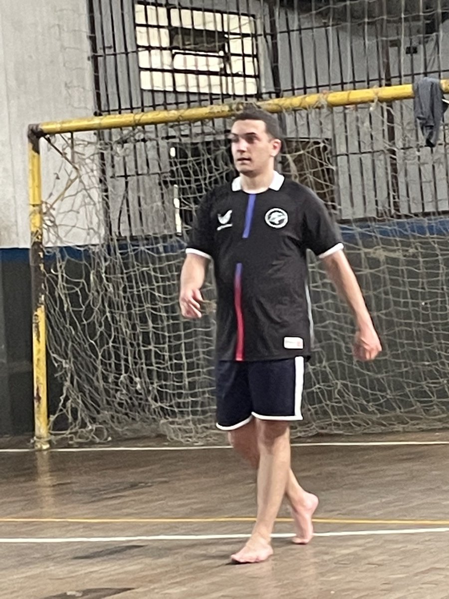 nnkcip's tweet photo. 🚨ALERTA DE FÉRIAS : 
A sensação do academy  foi encontrada jogando um futebol pegado, com o físico em dia e o cabelo nem um pouco na régua. Pelo visto as férias estão valendo a pena pro melhor mid laner do cenário https://t.co/Gdc9kHEO6w