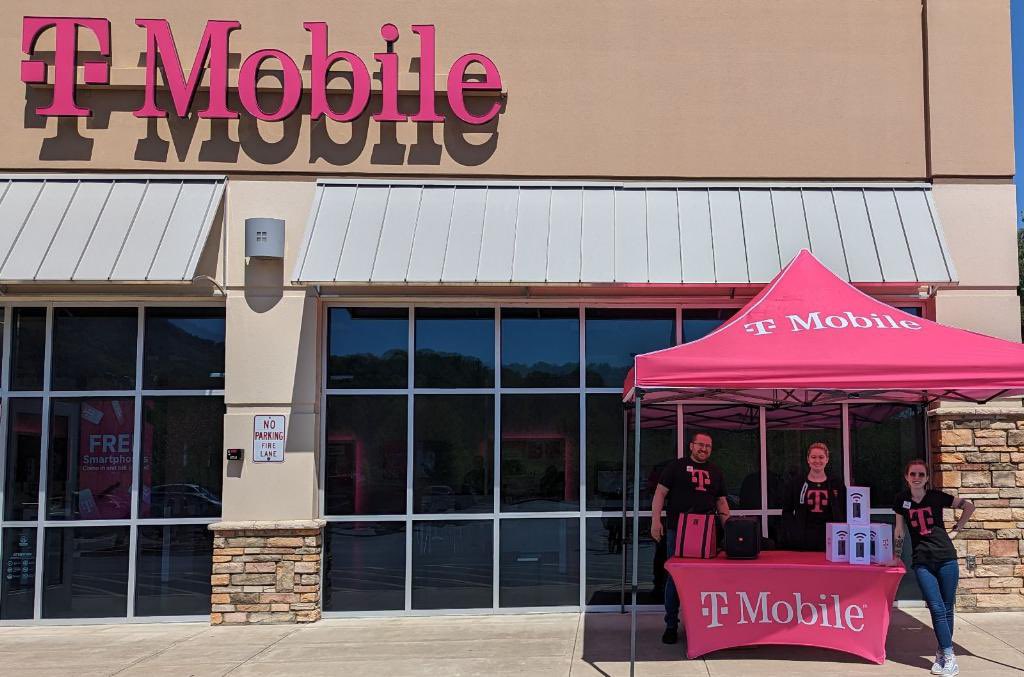 We outside!!!! Happy Tmo Tuesday! Come get a reusable bag!!! #weloveourcustomers