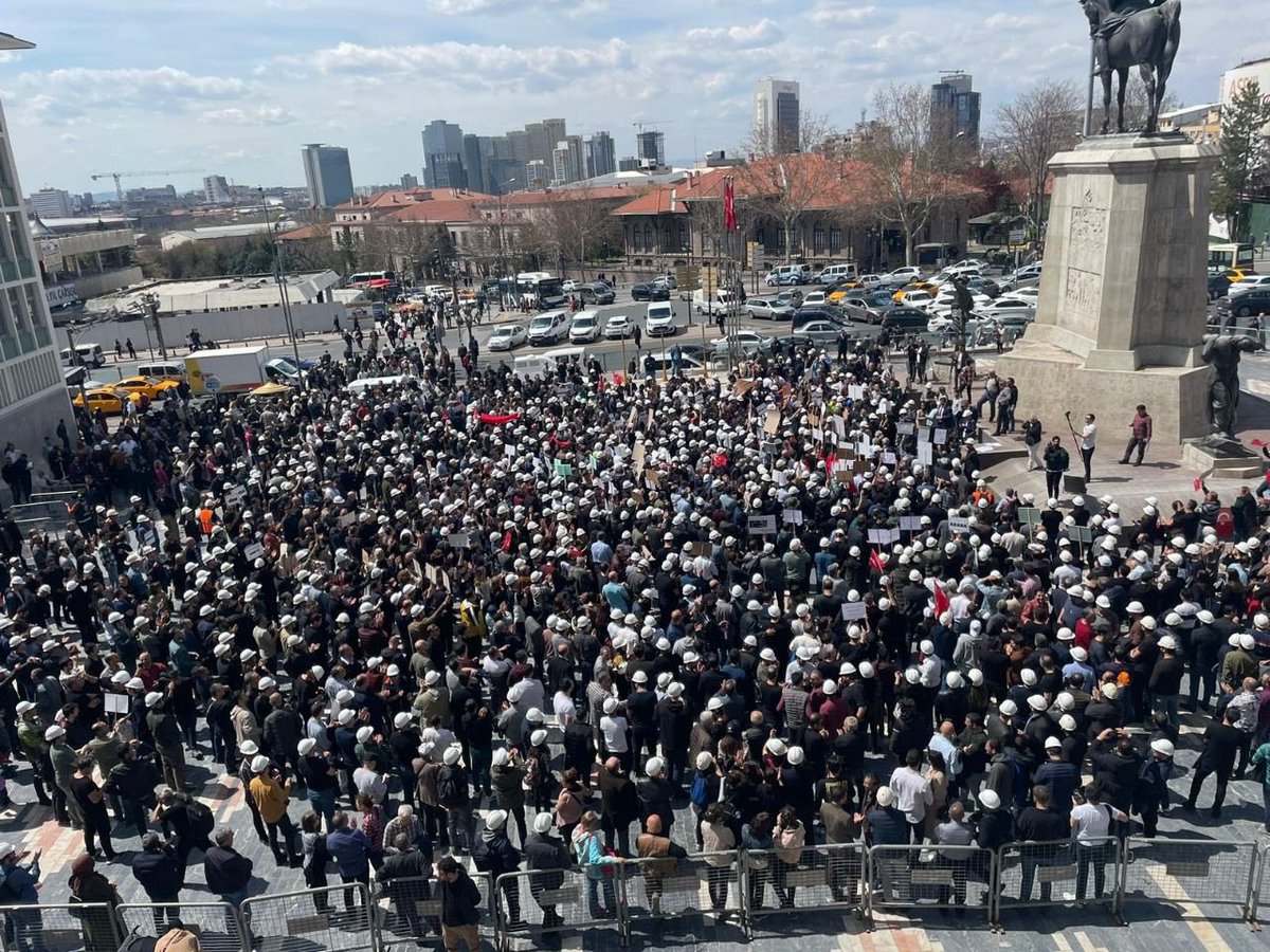feyzdem23's tweet photo. Kamu Mühendislerinin farkını gördünüz mü? Taşkınlık yapan, kamu malına zarar veren, polisin müdahalesini gerektirecek eylemde bulunan, çöp atan, çevresine zarar veren bir kişi bile yoktu binlerce insan arasında! Ramazan günü sadece mağduriyetlerini anlattılar!#BayramMüjdesiEkZam https://t.co/DK2yvIcMUy