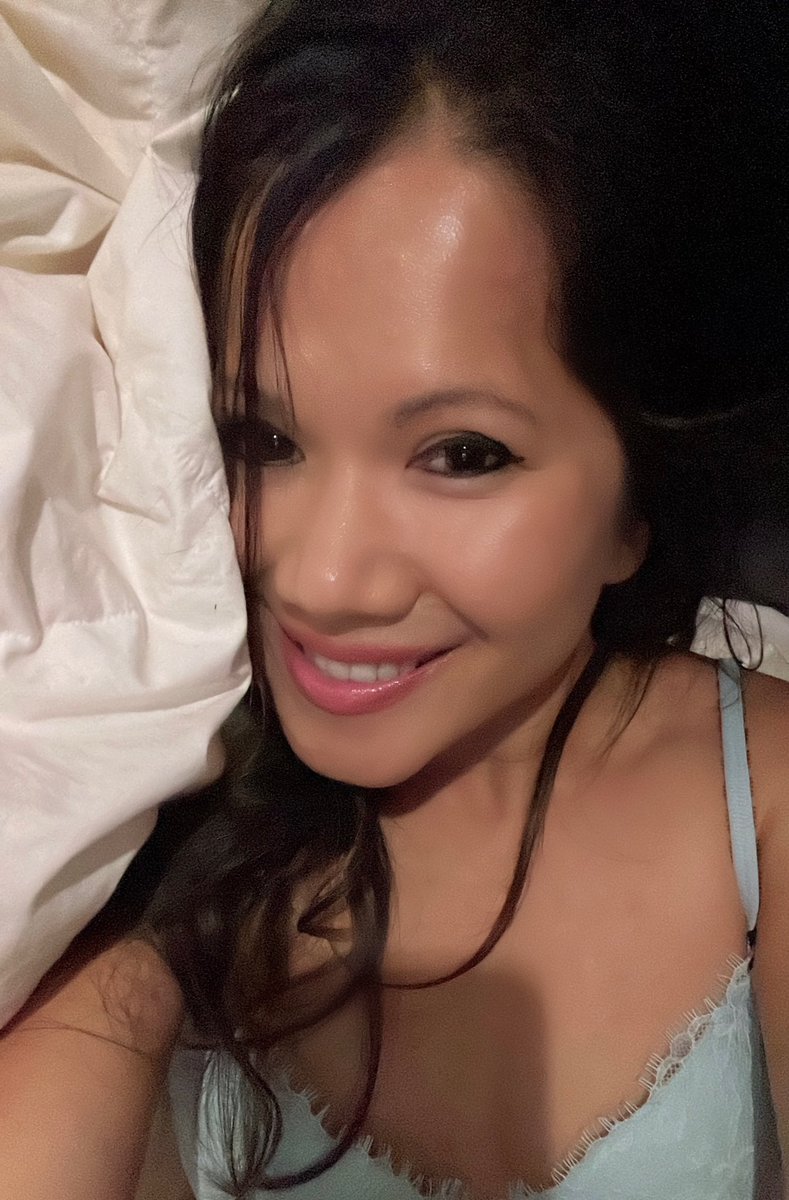 SFMSugarMomma's tweet photo. Still in bed. Good morning Safemoon family. One of these days I’ll wake up a millionaire. #SAFEMOON #SafemoonArmy #SAFEMOONFAMILY 
#SAFEMOONBLOCKCHAIN https://t.co/ZcYpfgRRhs