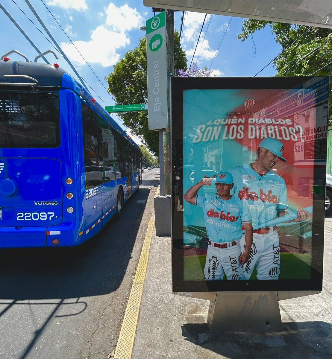 LMB_memes's tweet photo. ESTO ES PUBLICIDAD SEÑORES 

Así amanecieron las calles de la Ciudad de México pintado con los nuevos colores de los @DiablosRojosMX para que la gente los conozca y se enamoren de ellos 👹😈 https://t.co/JNUgCJZBwg
