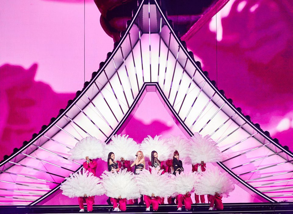 updatecultura's tweet photo. A REVOLUÇÃO! O show do BLACKPINK no Coachella foi o mais transmitido na HISTÓRIA do festival com 250 MILHÕES de espectadores. 👑 https://t.co/L54BUgD8IG