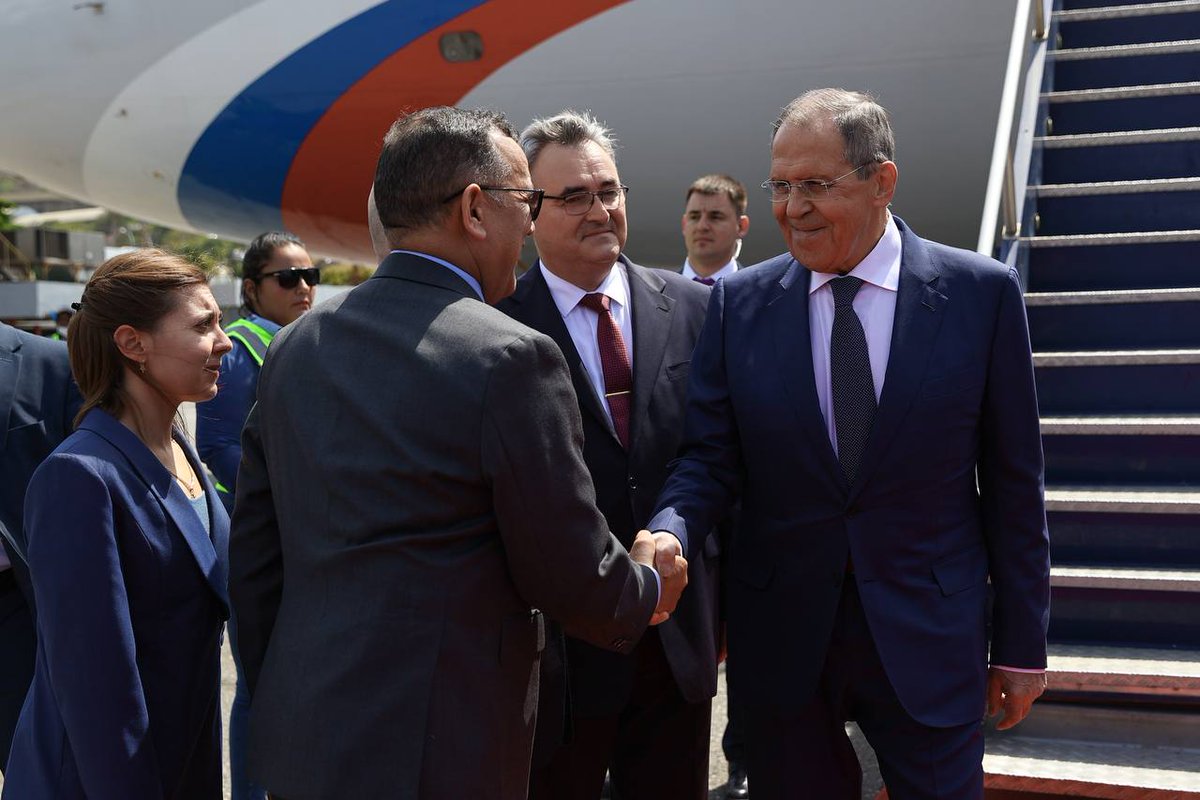 mae_rusia's tweet photo. 🇷🇺🇻🇪 El Ministro de Asuntos Exteriores de Rusia, Serguéi Lavrov, ha llegado este martes a Venezuela, el segundo destino de su gira por América Latina, que se lleva a cabo del 17 al 21 de abril.

📍 Caracas, 18 de abril

#RusiaVenezuela https://t.co/JEJNkWpF2U