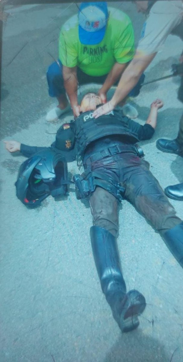 music02_jonray's tweet photo. 👉 En #BuenaFe, Los Ríos, Ecuador, policía herido de bala en el cuello en persecución a delincuentes. Joel Vargas Bermeo, agente de 25 años, en estado crítico . Trasladado en helicóptero a Guayaquil para atención médica especializada.
https://t.co/GOFpfdSBRw https://t.co/1GRmoeMFda