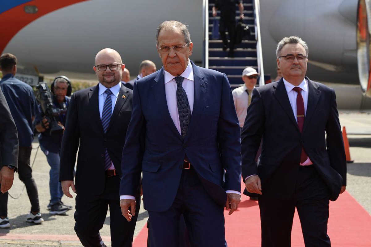 mae_rusia's tweet photo. 🇷🇺🇻🇪 El Ministro de Asuntos Exteriores de Rusia, Serguéi Lavrov, ha llegado este martes a Venezuela, el segundo destino de su gira por América Latina, que se lleva a cabo del 17 al 21 de abril.

📍 Caracas, 18 de abril

#RusiaVenezuela https://t.co/JEJNkWpF2U