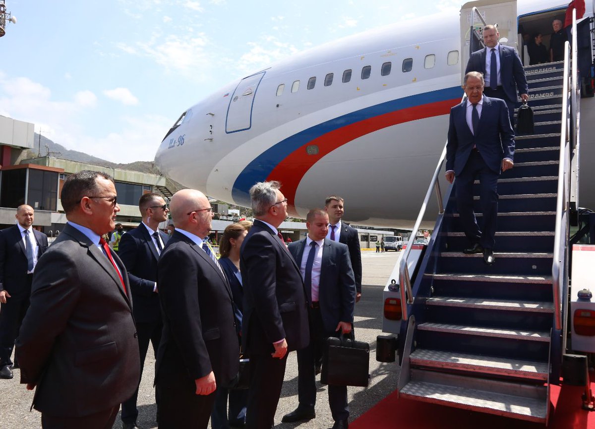 Cancilleria_ve's tweet photo. #AHORA | Arriba al Aeropuerto Internacional de Maiquetía @IAIM_VE, el Canciller de la Federación de Rusia 🇷🇺 Serguéi Lavrov, como parte de su gira Diplomática de Diálogo y Paz en Latinoamérica.

#RevoluciónÉtica https://t.co/K80TZGF413
