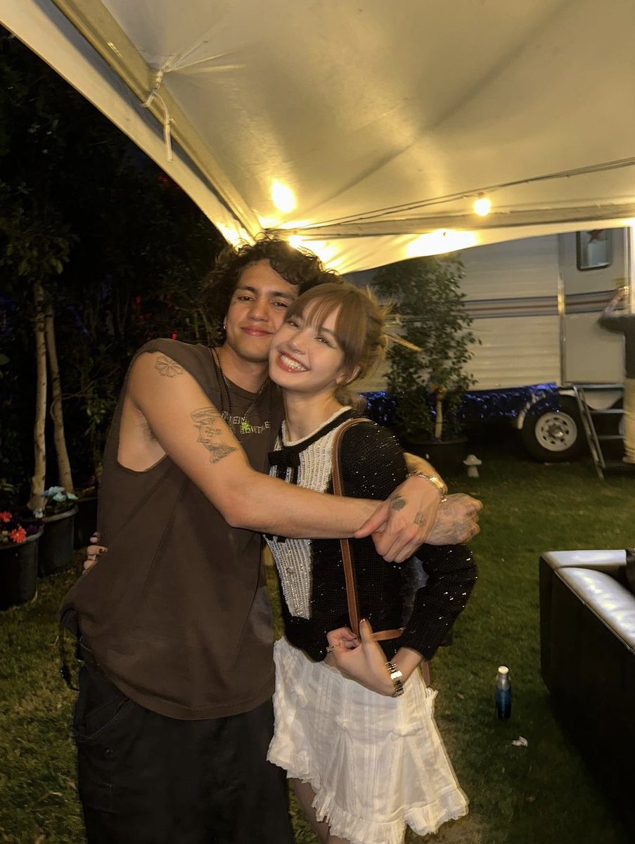 lalisahourIy's tweet photo. billie and dominic with lisa omg https://t.co/Fco6NJZErR