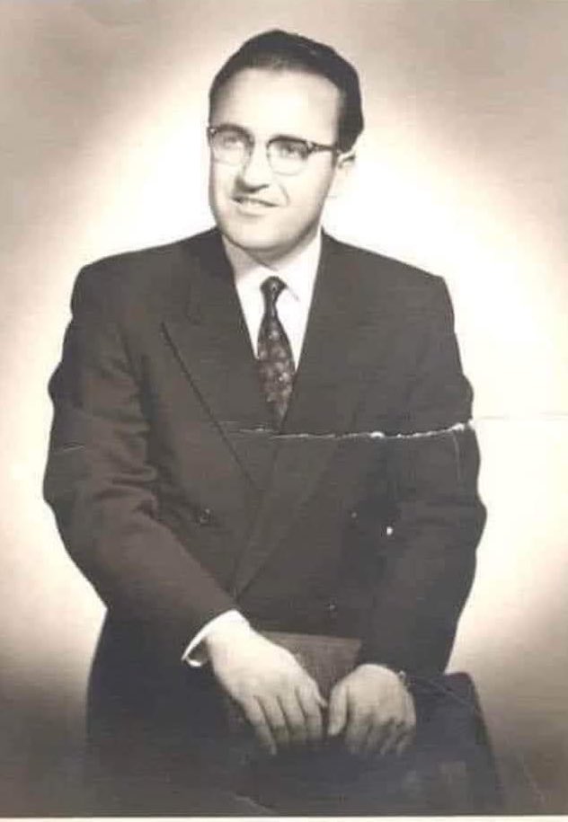 Yıl 1936…

Denizli’nin Acıpayam İlçesi’nde görevli bir grup öğretmen havanın güzelliğinden faydalanıp pikniğe gittiler…

Şahane doğanın kucağında eğlenirlerken keçilerini otlatan küçük bir çobanla karşılaştılar; yanlarına davet edip çay ikram ettiler, ismini sordular.

Küçük