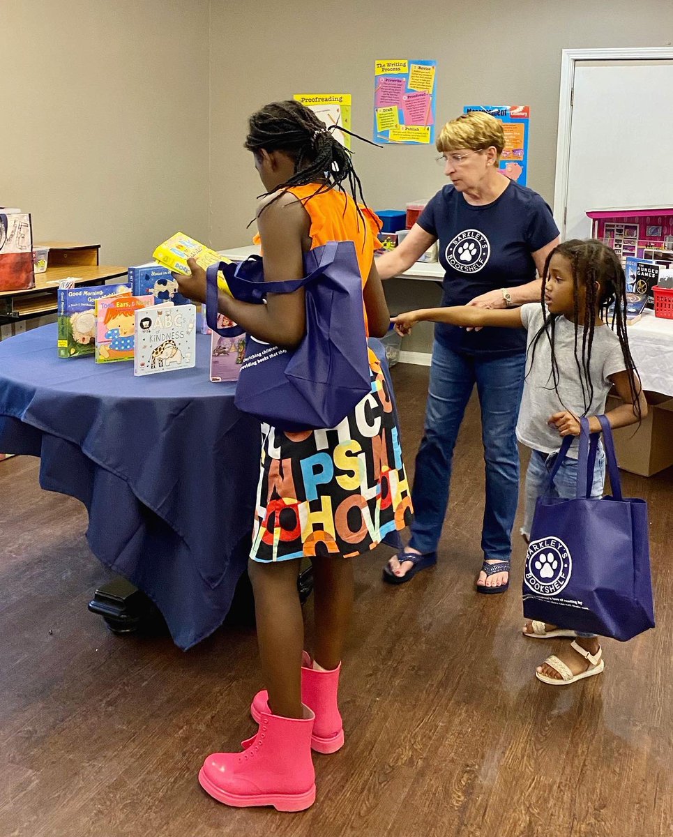 CyHopeTX's tweet photo. Another successful book fair with Barkley’s Bookshelf! 101 books were given out at the Willow Green Hope Center! 📚❣️

 #cyhope #bookfair #hopecenter https://t.co/QX5cyQRX0u