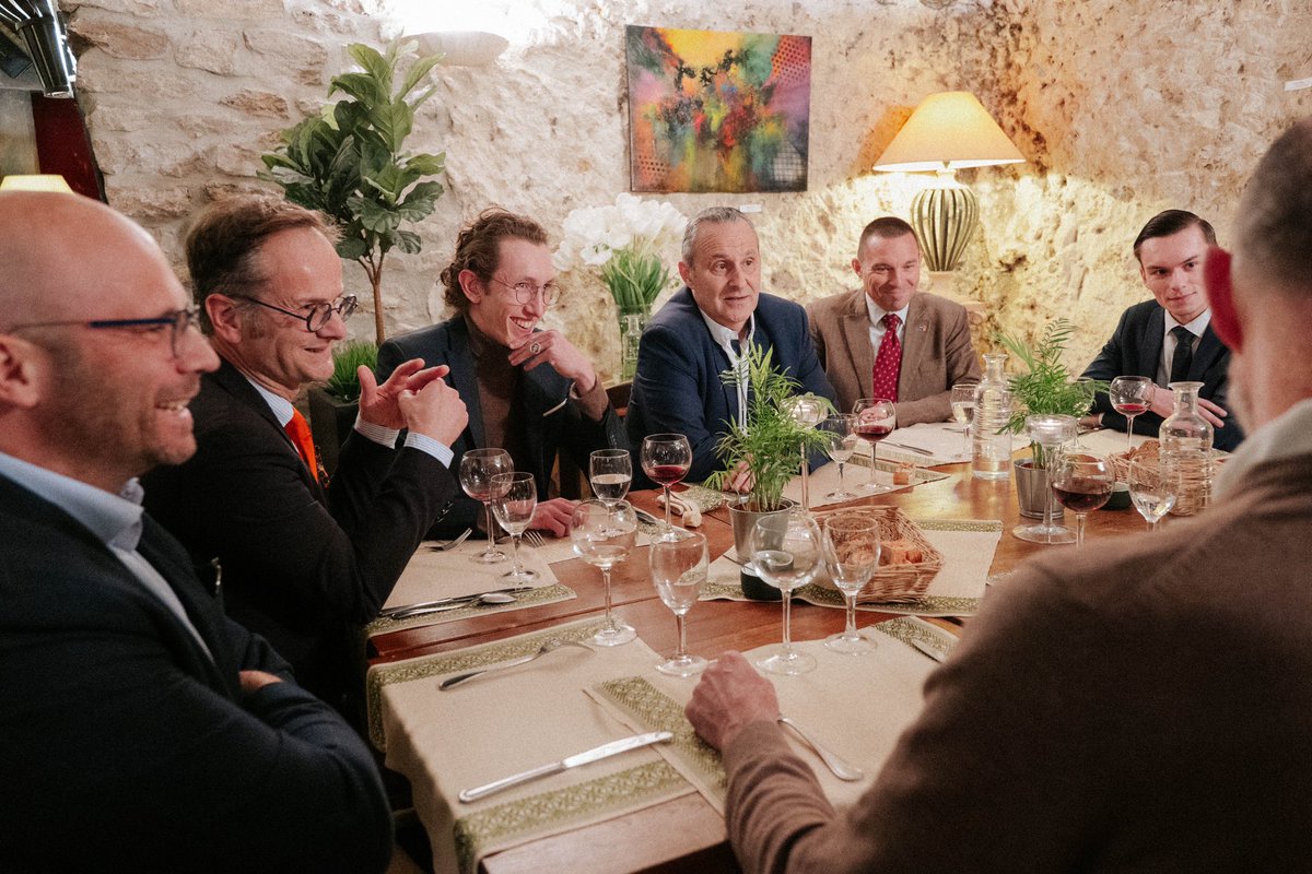ZemmourEric's tweet photo. Déjeuner avec les cadres de la fédération @Reconquete_off d’Indre-et-Loire. Bravo pour leur travail auprès des Français ! La Touraine, historiquement communiste, est à reconquérir. https://t.co/E22jlhRa7M