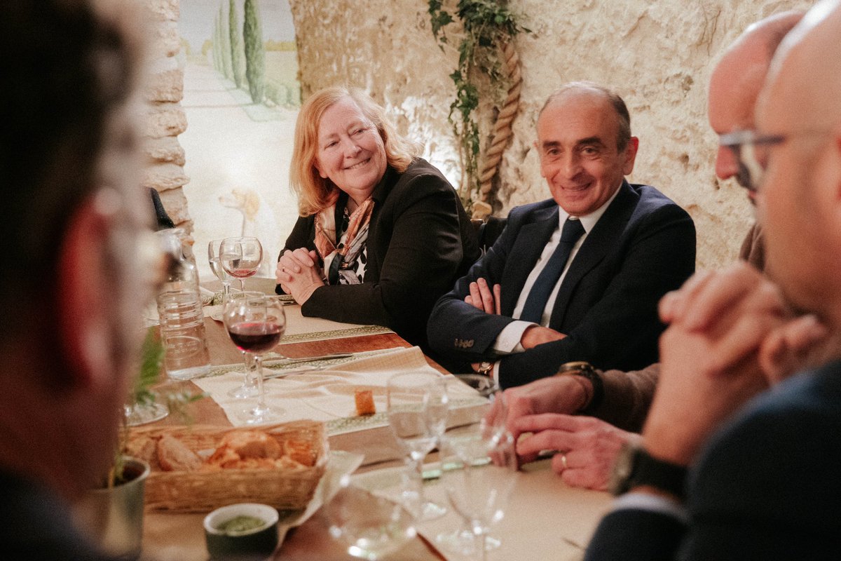 ZemmourEric's tweet photo. Déjeuner avec les cadres de la fédération @Reconquete_off d’Indre-et-Loire. Bravo pour leur travail auprès des Français ! La Touraine, historiquement communiste, est à reconquérir. https://t.co/E22jlhRa7M