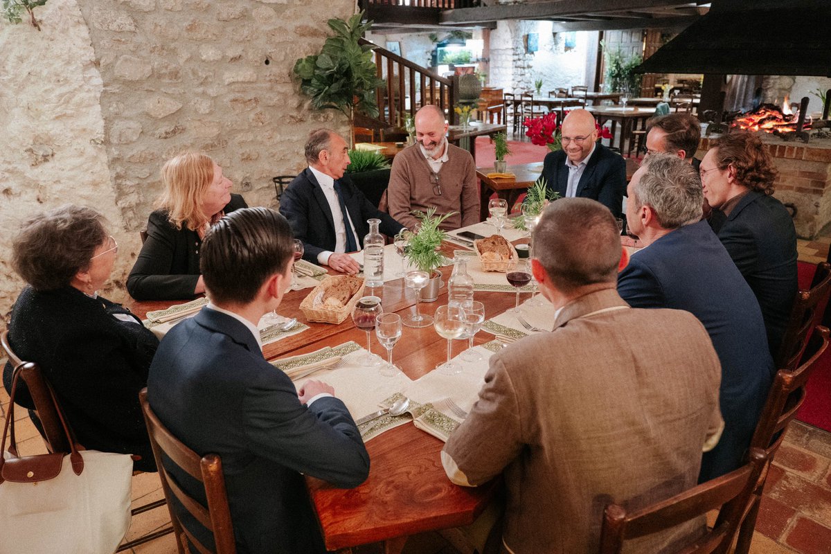 ZemmourEric's tweet photo. Déjeuner avec les cadres de la fédération @Reconquete_off d’Indre-et-Loire. Bravo pour leur travail auprès des Français ! La Touraine, historiquement communiste, est à reconquérir. https://t.co/E22jlhRa7M