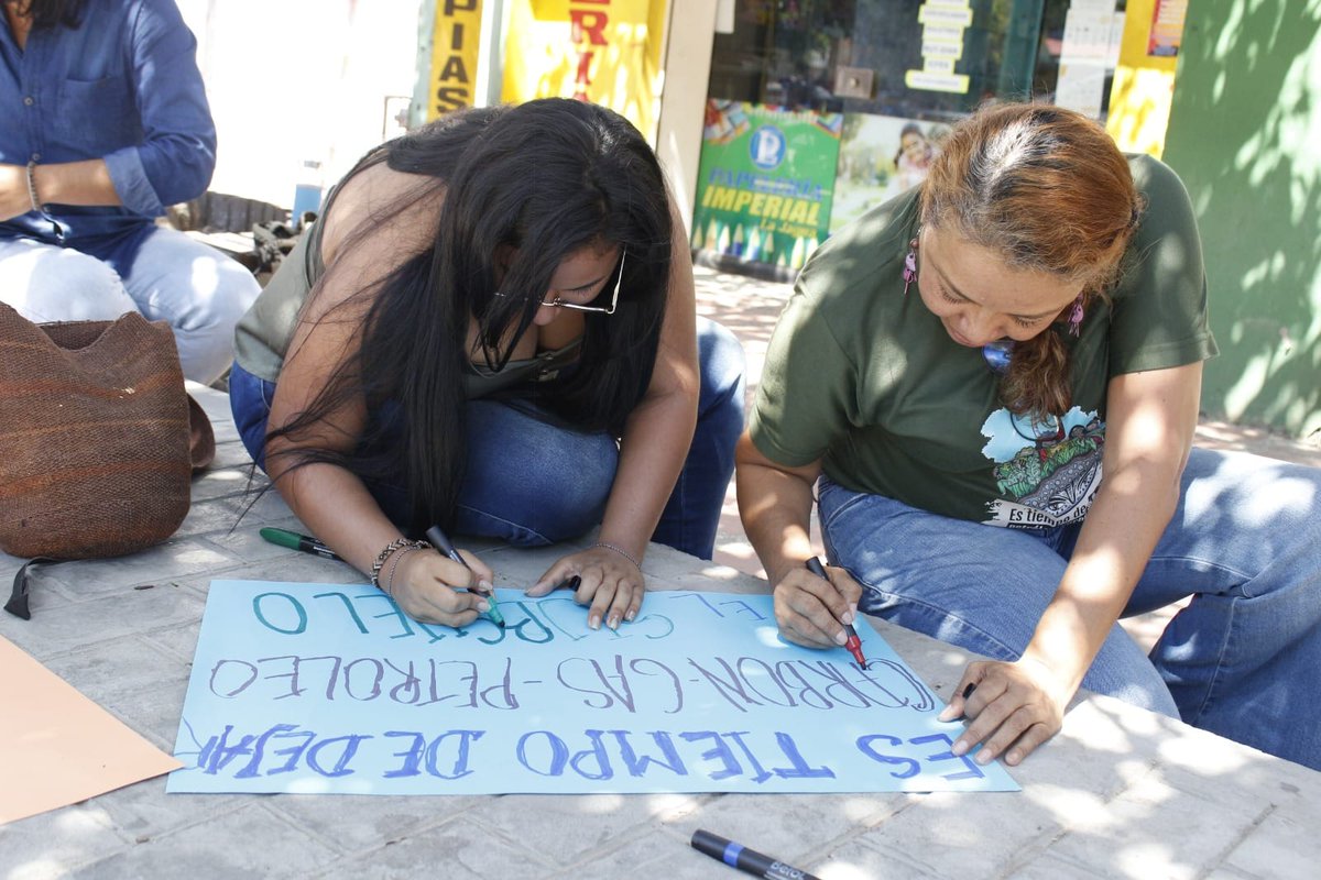 toxiclxrry___'s tweet photo. La explotación de Yacimientos No Convencionales es un modelo neo-extractivista que arrasa con las economías locales, destruye la naturaleza y despoja a las comunidades de sus territorios. 

#SinFrackingYsinYNC #ProhibanGasEnMantosDeCarbon https://t.co/Tozkku8gF5