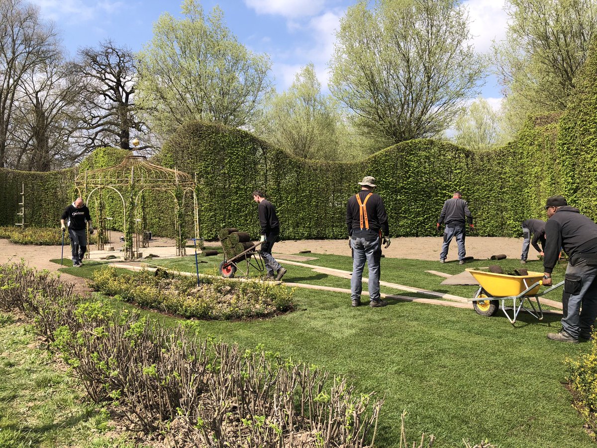 COostwegel's tweet photo. In één dag een prachtig nieuw gazon in de rozentuin @Sint_Gerlach #Ingendael #Geuldal . https://t.co/LyvECCa3Be