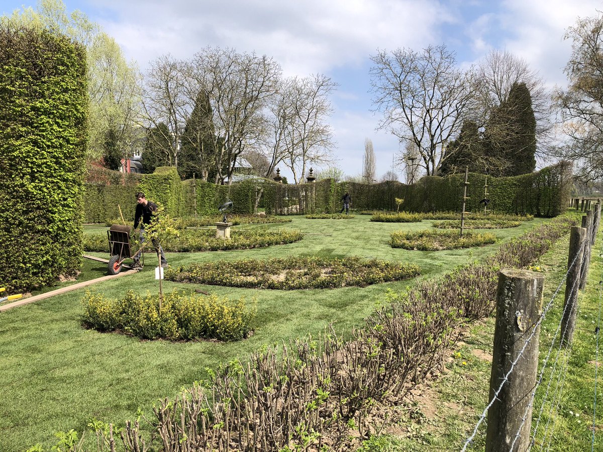 COostwegel's tweet photo. In één dag een prachtig nieuw gazon in de rozentuin @Sint_Gerlach #Ingendael #Geuldal . https://t.co/LyvECCa3Be