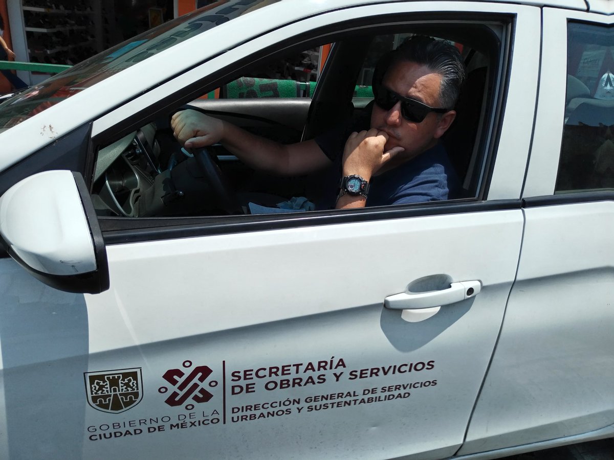 JorgPabloGarcia's tweet photo. @SOBSECDMX este funcionario prepotente, abusando de su autoridad, invadió carriles exclusivos para bicicletas y trolebús, sobre eje central, intentó atropellarme 2 veces además de bajarse a insultar. Esto no puede estar pasando. https://t.co/hcZXAdRTbz